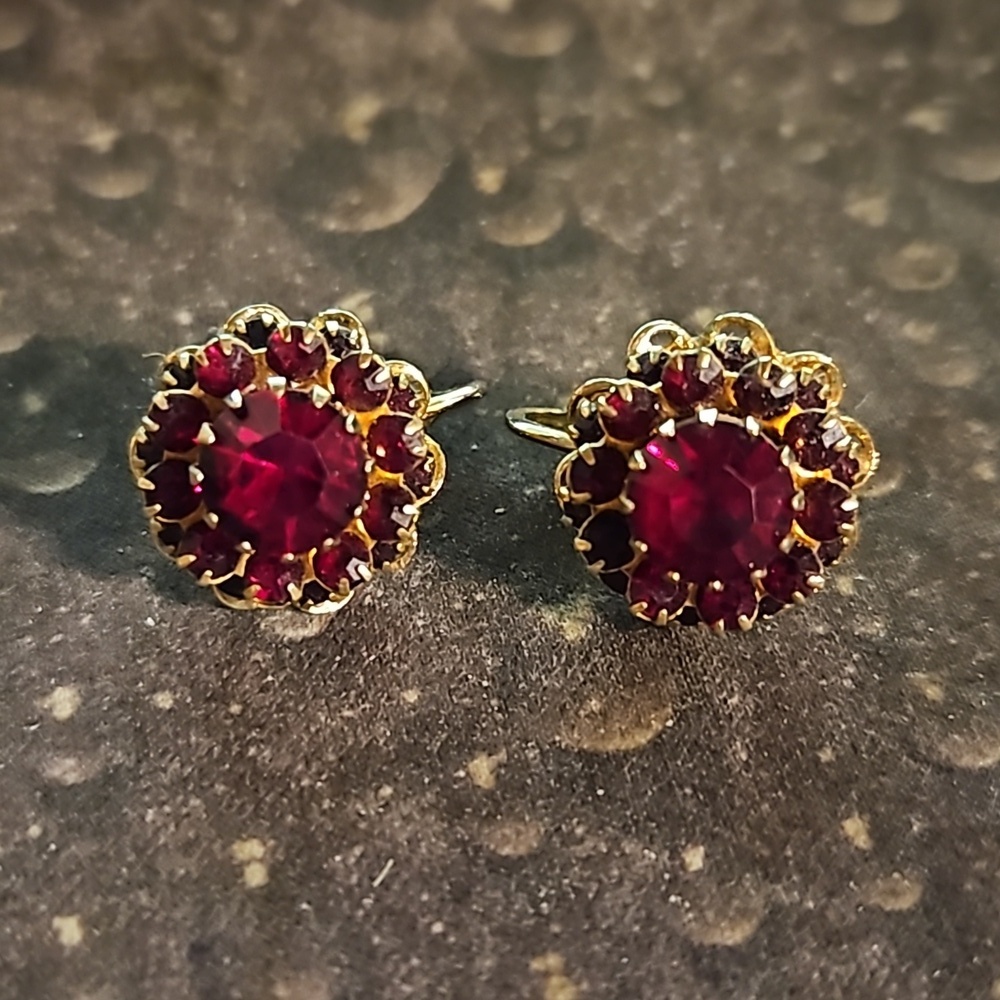 Vintage Sarah Coventry Goldtone Red Rhinestone Flower Clip Earrings